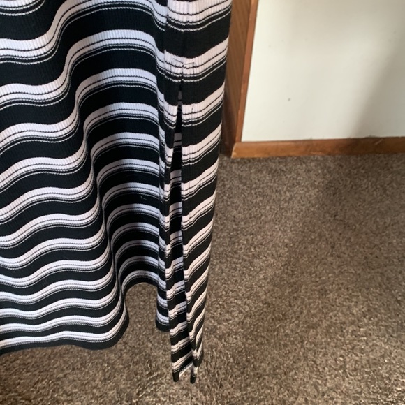 Black and white striped dress with side slits - Picture 5 of 6